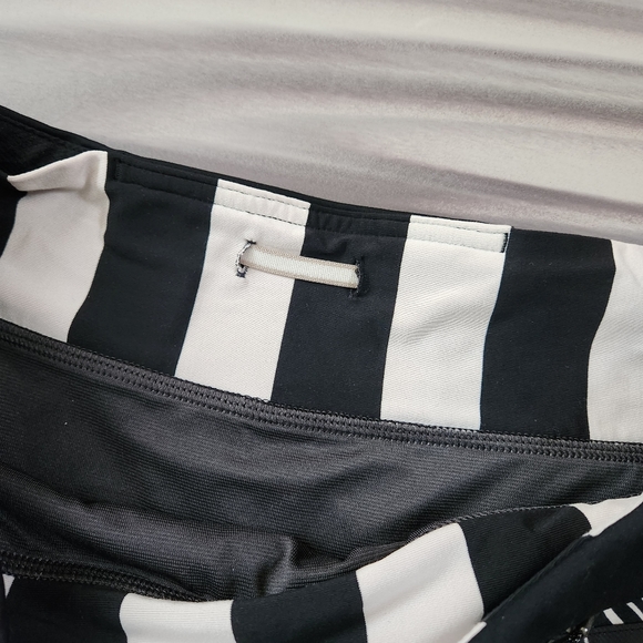 Lululemon Speed Shorts Pretty Palm Black White Size 8 2.5" inseam - Picture 5 of 7